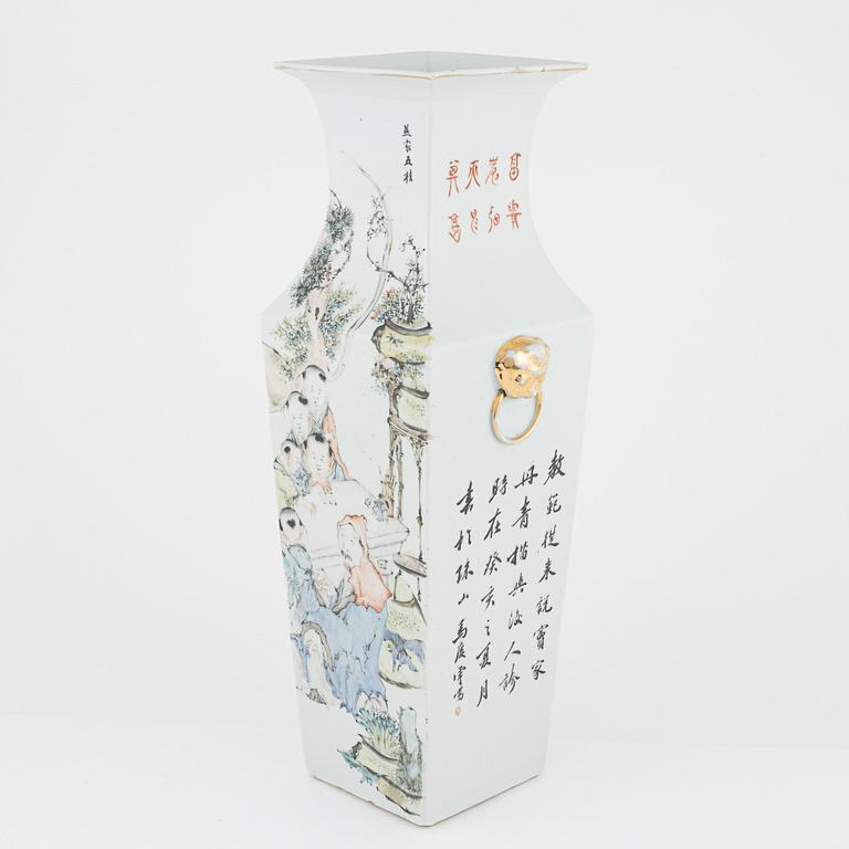 A Chinese porcelain vase, early 20th Century.