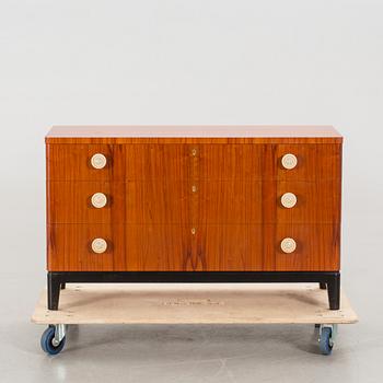 A 1930's chest of drawers.