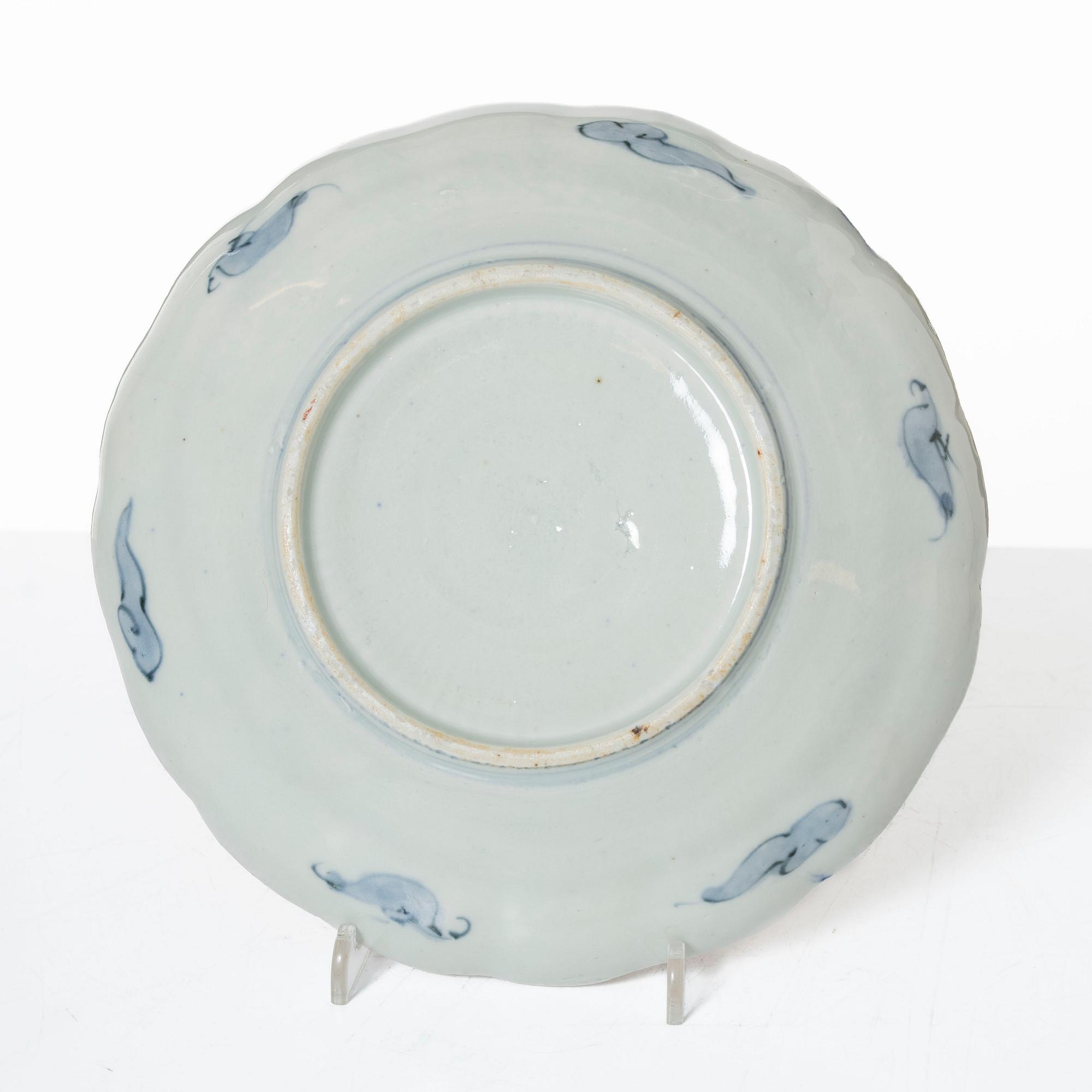 Tallrikar, 12 stycken, samt serveringsfat, imari, porslin, Japan Meiji/tidigt 1900-tal.