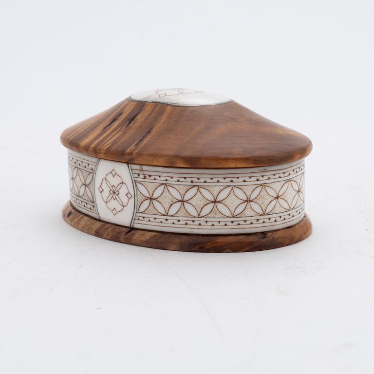 A box with lid by Bertil Fällman, Reindeer horn and birch, signed.