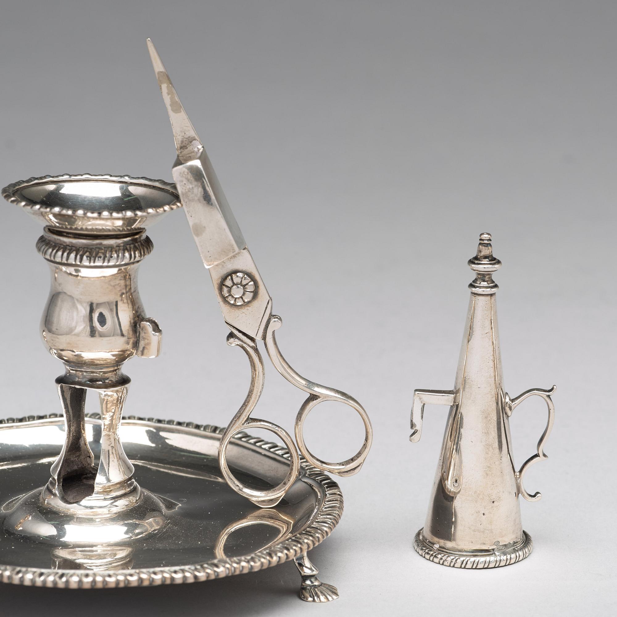 Ebenezer Coker, möjligen, nattljusstakar med släckare och sax, ett par, silver, London 1770.