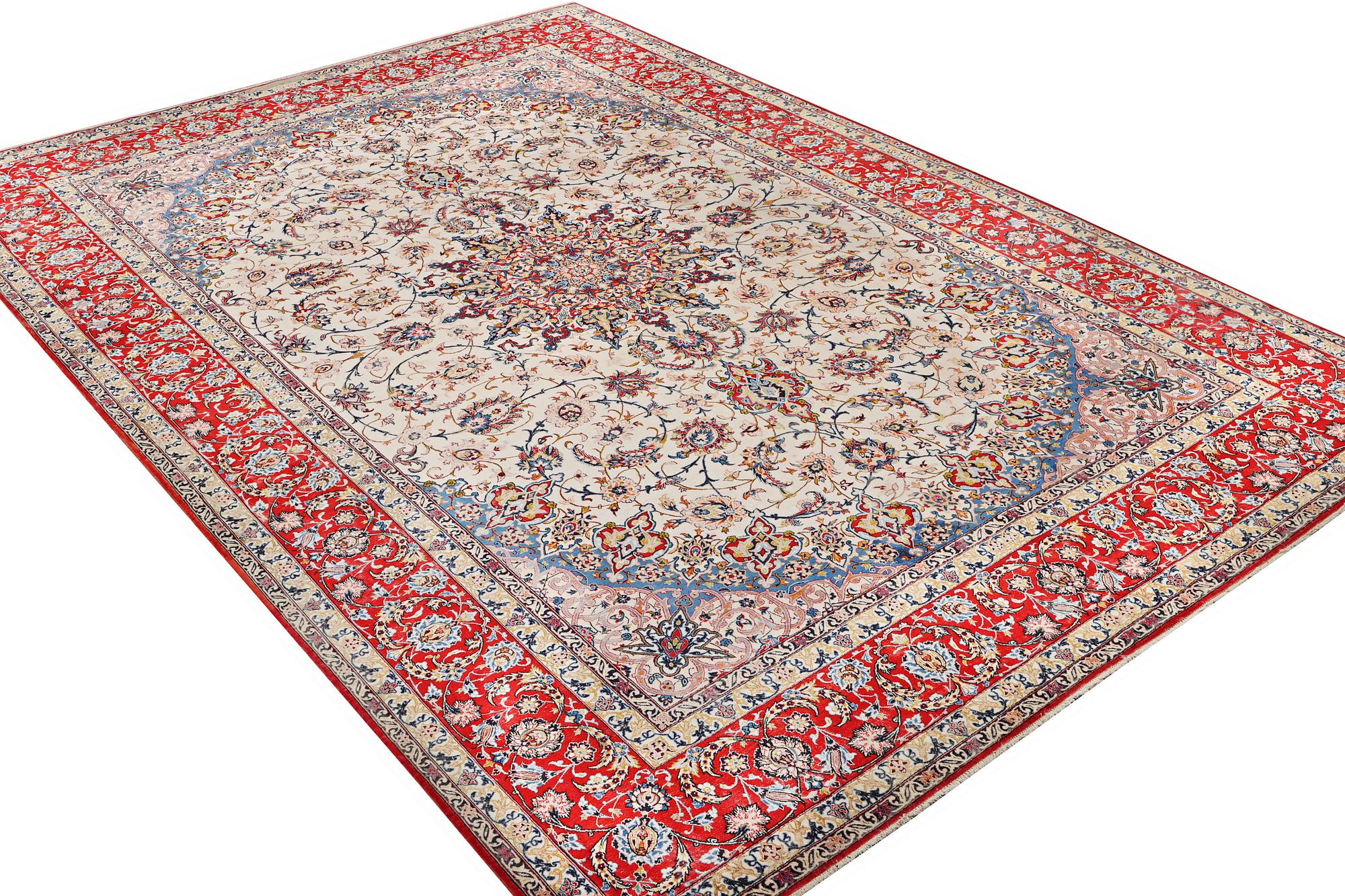 An Esfahan carpet, part silk, ca. 372 x 255 cm.