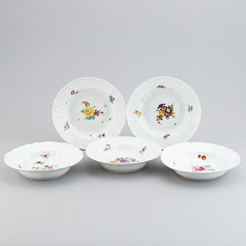 13 Meissen porcelain dishes, and a serving dish, punktzeit (1756-1773).