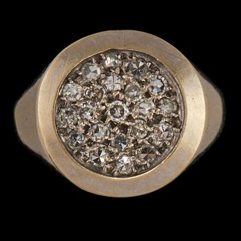 RING, 18k vitguld med åttakantslipade diamanter, importstämplad. Vikt 4 g.
