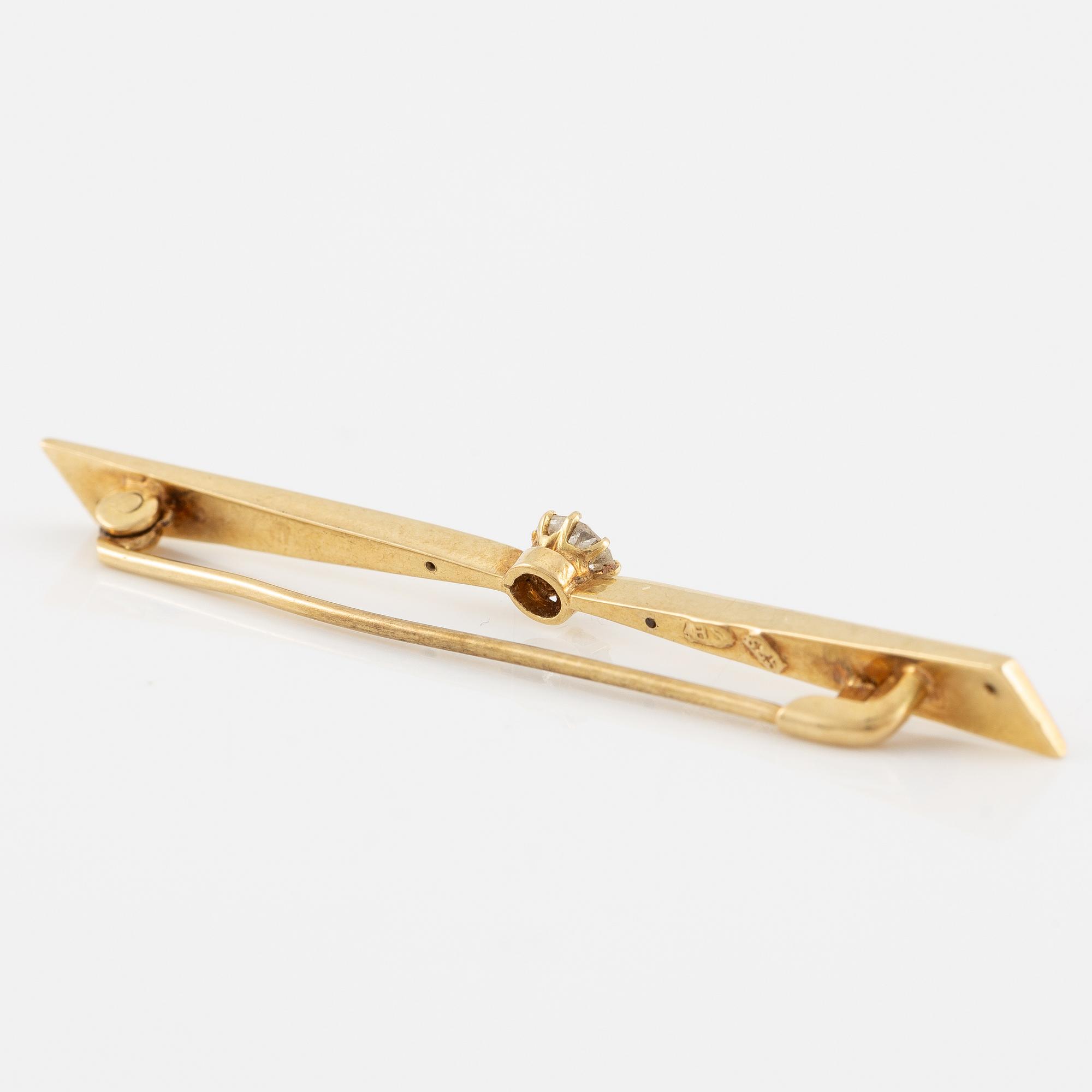 Brooch, 14K gold with brilliant-cut diamond.