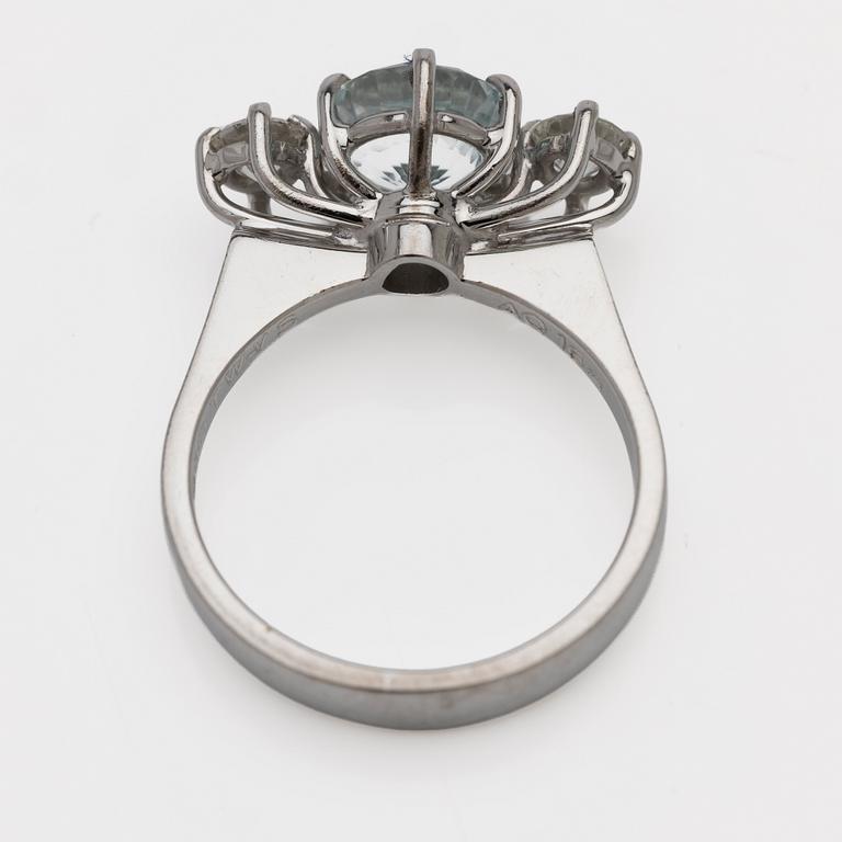 18K white gold ring with aquamarine and diamonds.