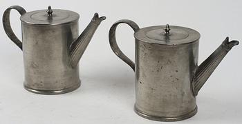 KAFFEKANNOR, ett par, tenn, en stämplad Jacob Lemon, Stockholm 1814.