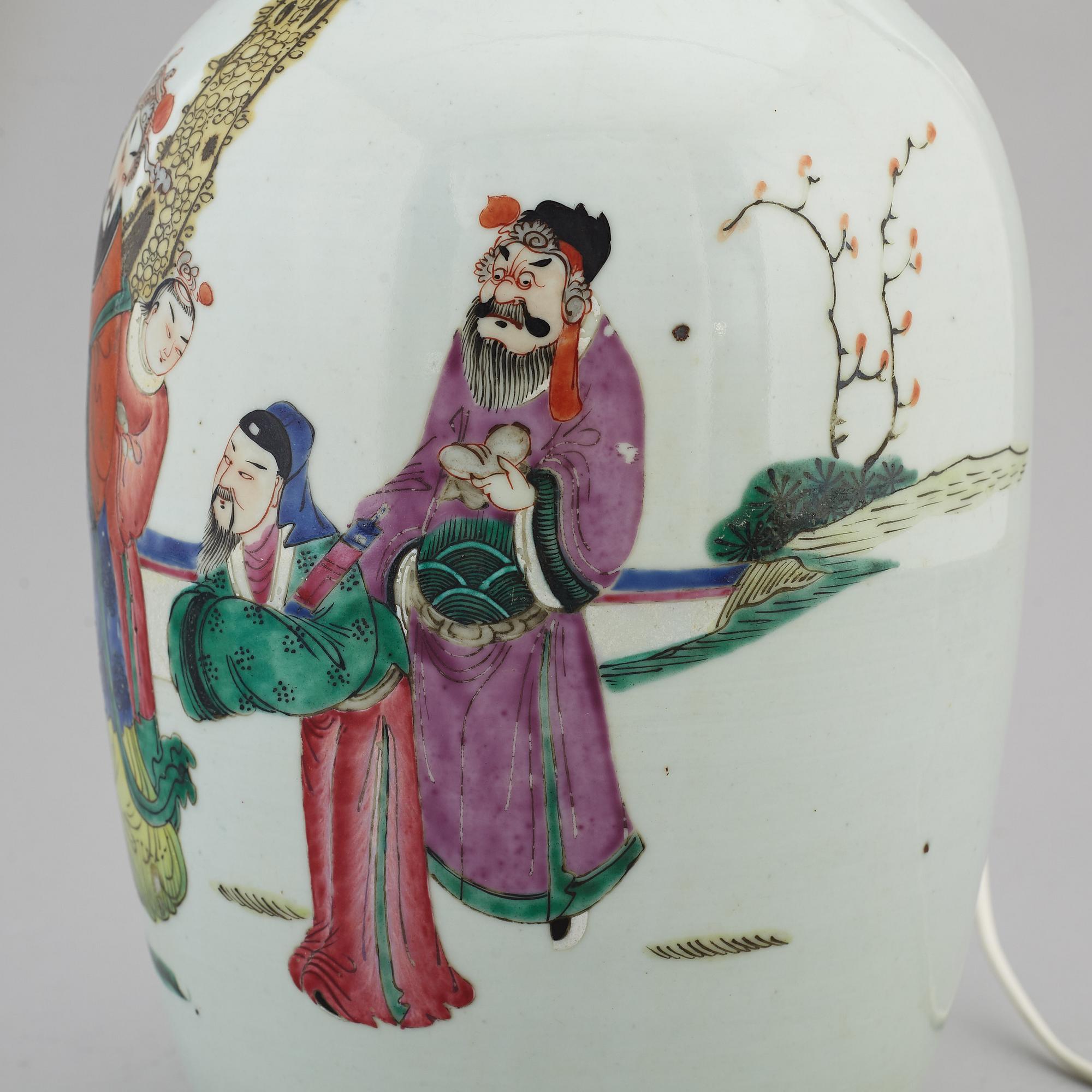 BOJAN, omgjord till BORDSLAMPA, porslin. Qingdynastin, omkring 1900.