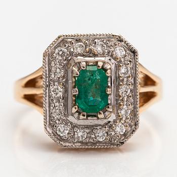Ring, 14K guld, smaragd och diamanter ca 0.21 ct tot och smaragd. Kulta Market Vuorinen Tavastehus 1994.