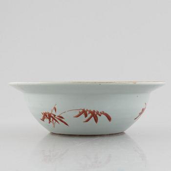 A porcelain bowl/wash basin, China, late Qing dynasty.