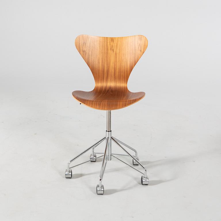 An Arne Jacobsen "Sjuan" office chair from Fritz Hansen 2020.