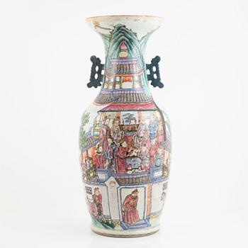 A famille rose vase, Qing dynasty, 19th Century.