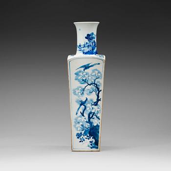 526. A blue and white vase, Qing dynasty Kangxi (1662-1722).