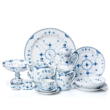 199. Royal Copenhagen, a 39 pcs 'Musselmalet' porcelain service, Denmark, mixed manufacturing dates, ca 1900 and onwards.