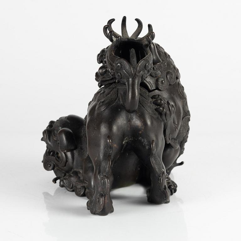 A Japanese bronze censer, Meiji period (1868-1912). Signed.