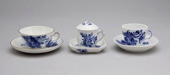 SERVIS, 125 delar, porslin, "Blå blomst", Royal Copenhagen, 1900-tal.