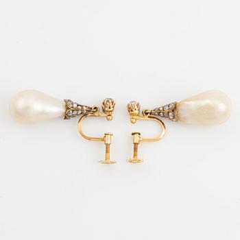 Ett par örhängen 18K guld med droppformade pärlor.