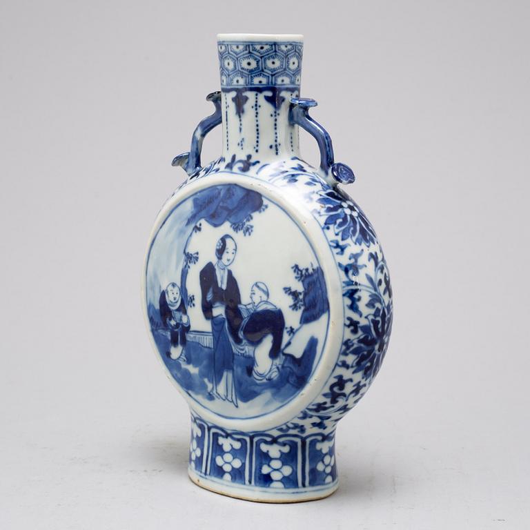 A blue and white moon flask, Qing dynasty, late 19th century.