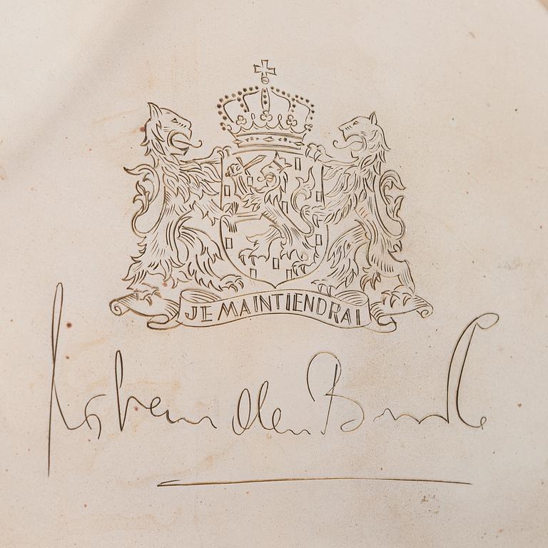 G. Wijland, Malja, kullattua hopeaa, Orania-Nassaun vaakunalla. Gouda, Hollanti 1989.