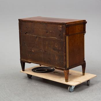 An early 19th Century mahogany chest of drawers.