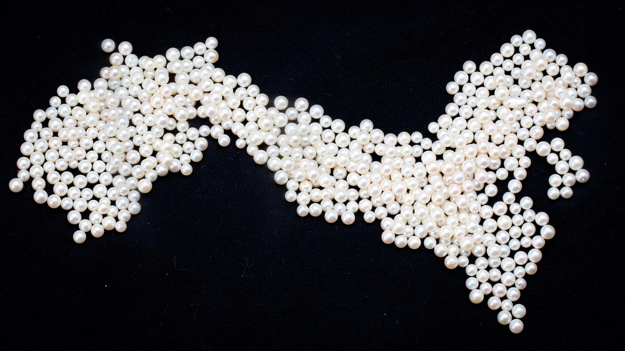 PÄRLOR, delvis borrade. Vikt ca 150 g.