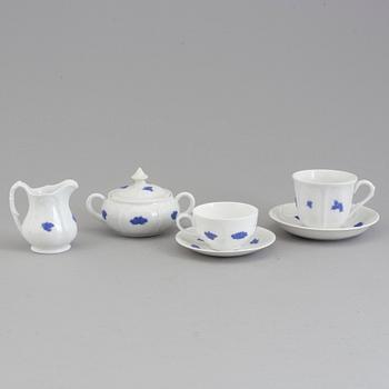 SERVISPORSLIN, 24 snarlika delar, "Blå Blom", Gustavsberg, 1900-tal.