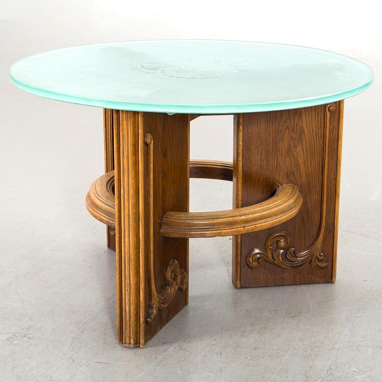 A 1940's table.