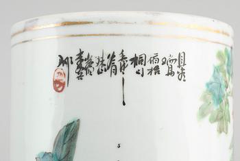 PENSELVAS, porslin, Kina, 1900-tal.