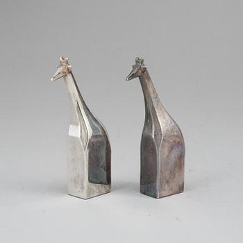 GUNNAR CYRÉN, a group of two silver plated figurines, Dansk Designs, Japan.