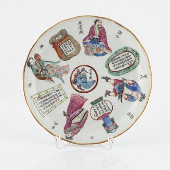 A famille rose dish, late Qingdynasty/early 20th Century.