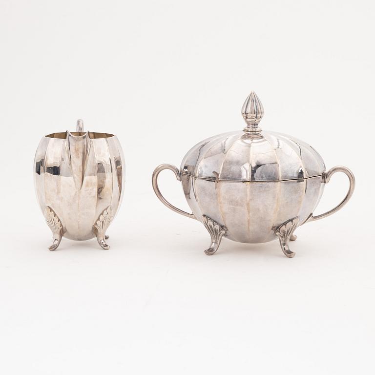 A Swedish 20th century silver plated coffee- and tea set, mark of CG Hallberg. (5 pieces).