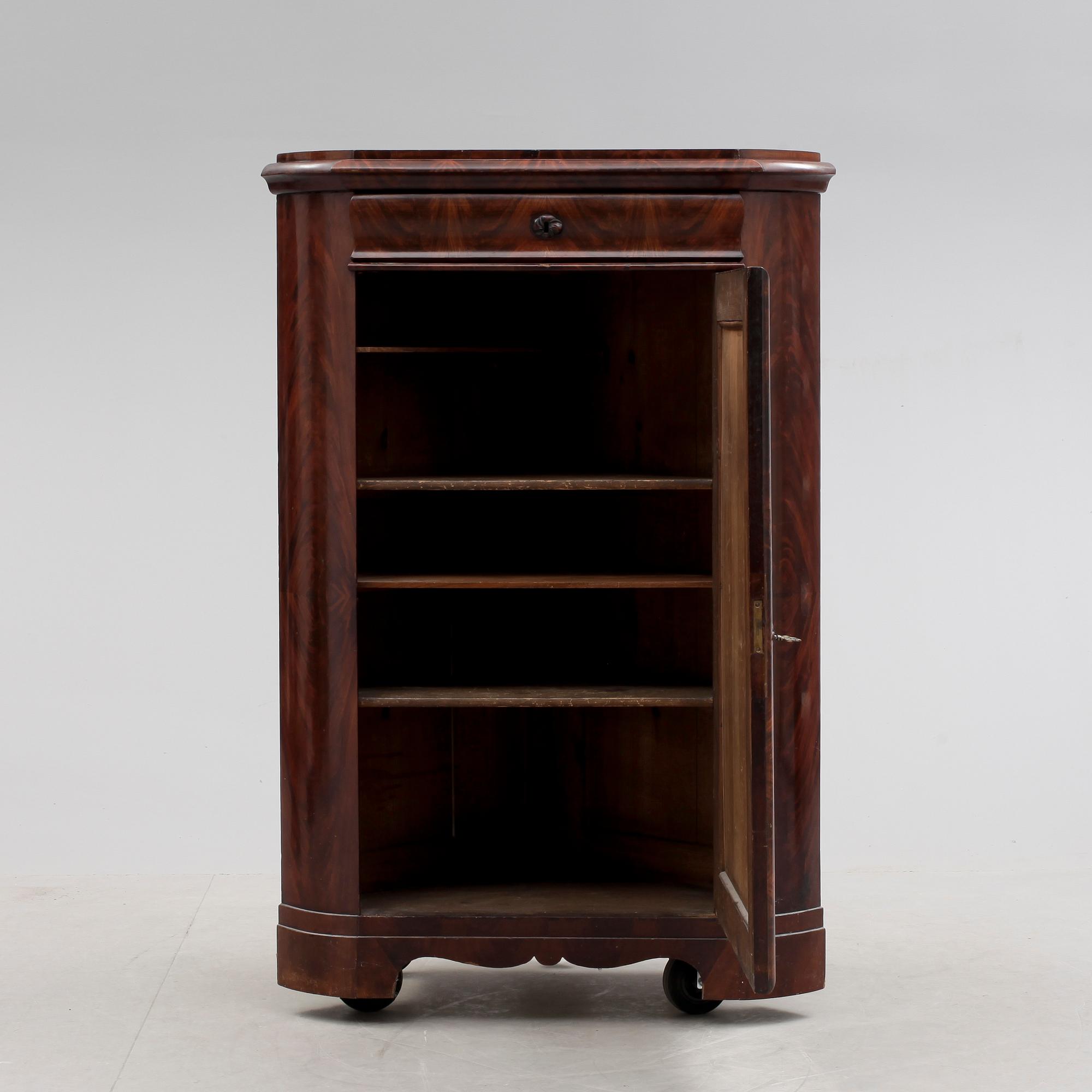 HÖRNSKÅP, omkring 1800-talets mitt.