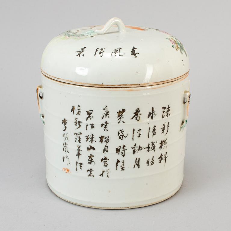 A Chinese bowl with cover, early 20th century.