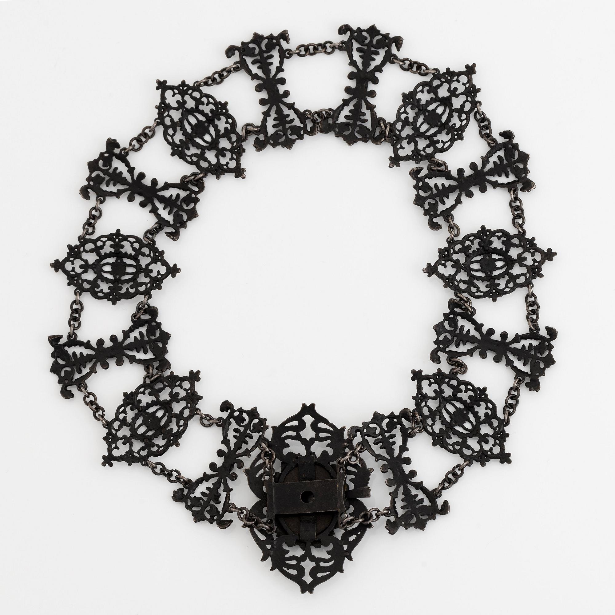 Collier svärtat gjutjärn.