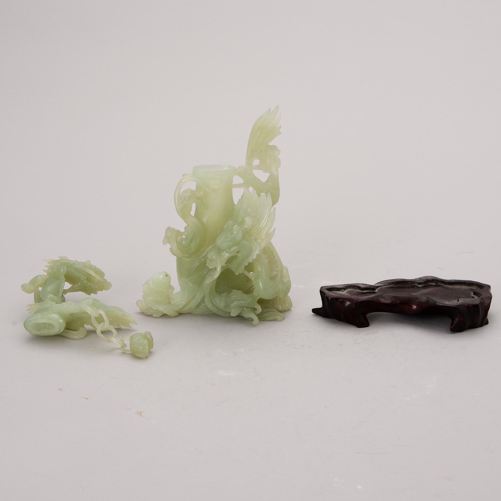A Chinese bowenite sculpture.