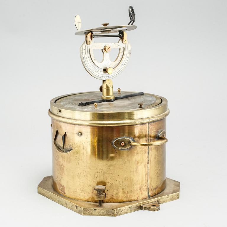 A nautical instrument named "Navisazimut" from A Lindblad and FW Gleerup in Stockholm, made around 1900.