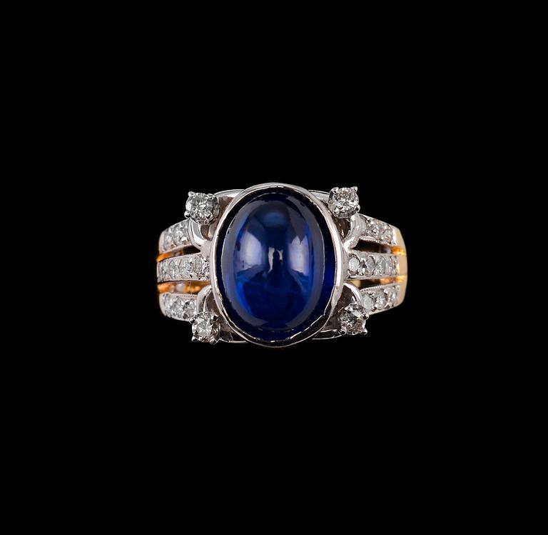 RING, cabochonslipad safir ca 7.5 ct. Briljantslipade diamanter ca 0.6 ct. Vikt 8,4 g.