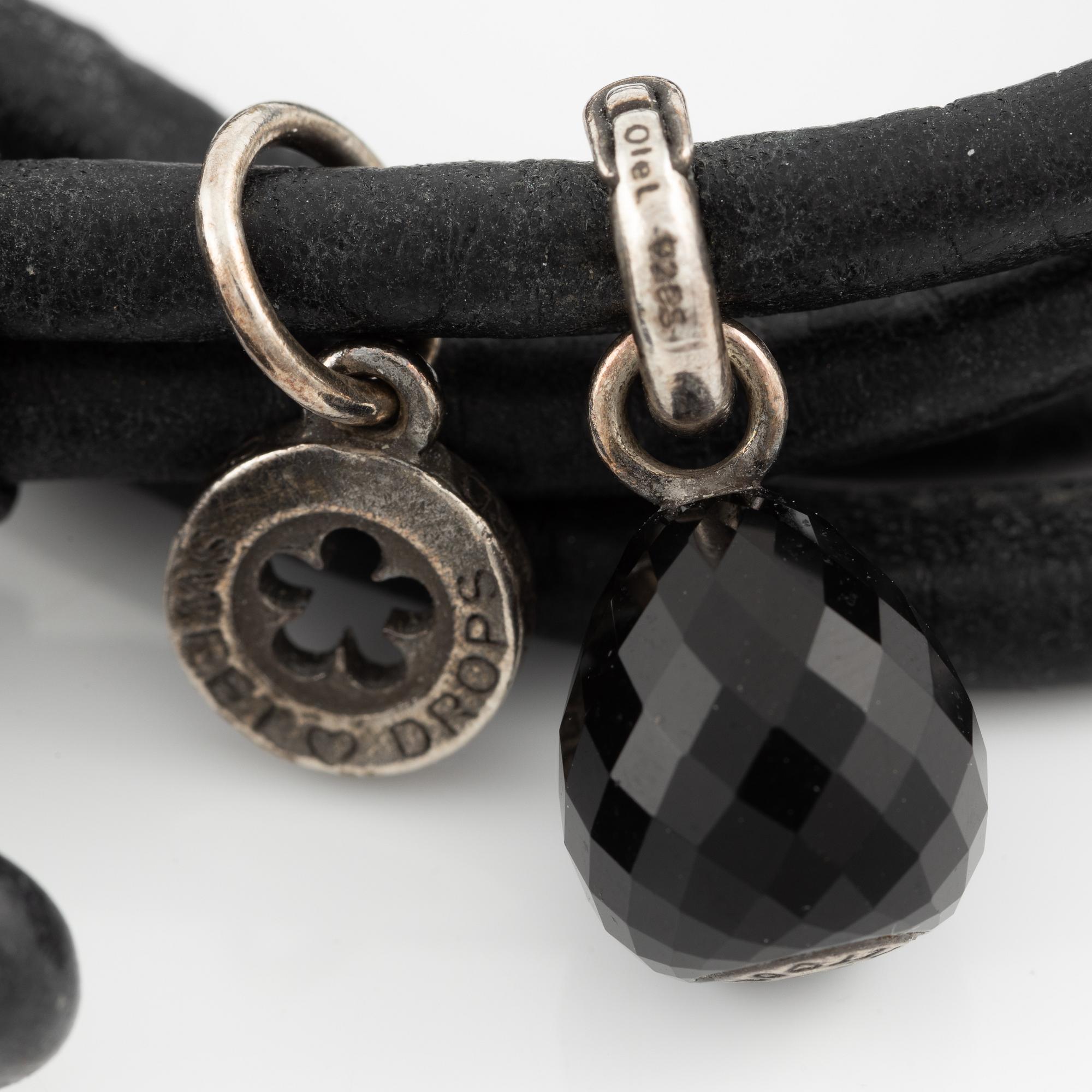 Charlotte Lynggaard, Ole Lynggaard, lädderrem med berlock, "Sweet drops", silver med liten briljantslipad diamanter.