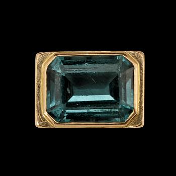 RING, 18k guld med fasettslipad blå sten, Stockholm, 1948. Vikt 11 g.