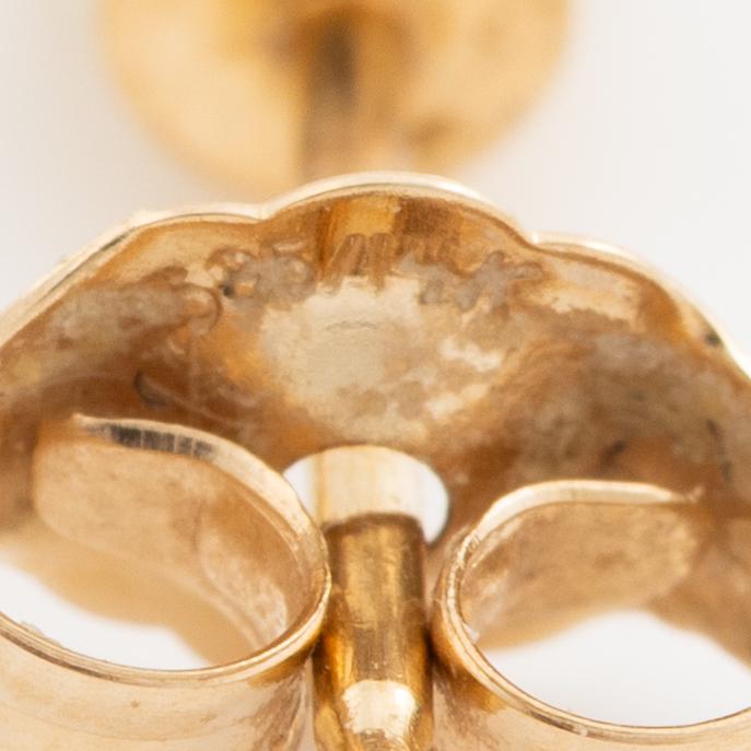 Earrings, a pair, gold with brilliant-cut diamonds.