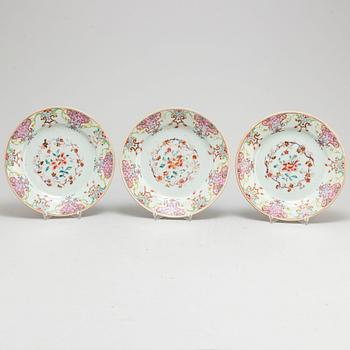 Four (3+1)  famille rose and blue and white export plates, Qing dynasty, Qianlong (1736-95).