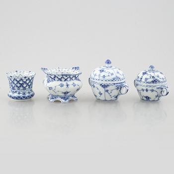 Servisdelar, 29 st, porslin, "Musselmalet", Royal Copenhagen, Danmark.