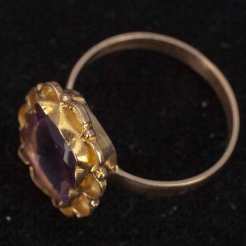 ÖRHÄNGEN ETT PAR SAMT RING, guld 18K och ametister. Otyd. stämplar. Tot. vikt ca 6,2 g.