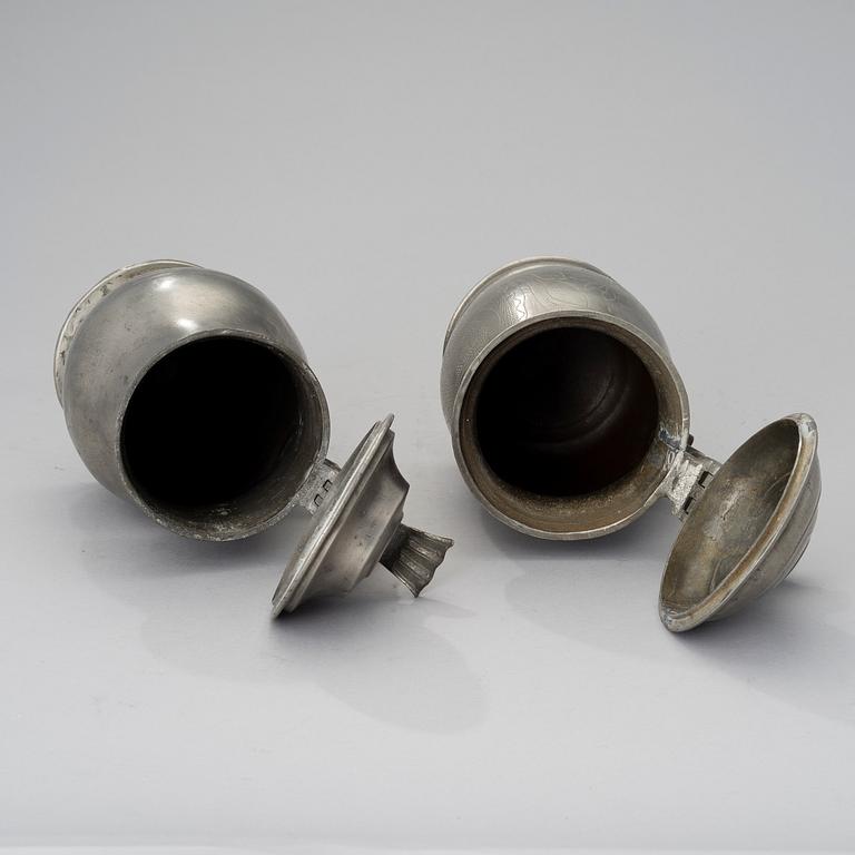 Two early 19th century pewter tankards.