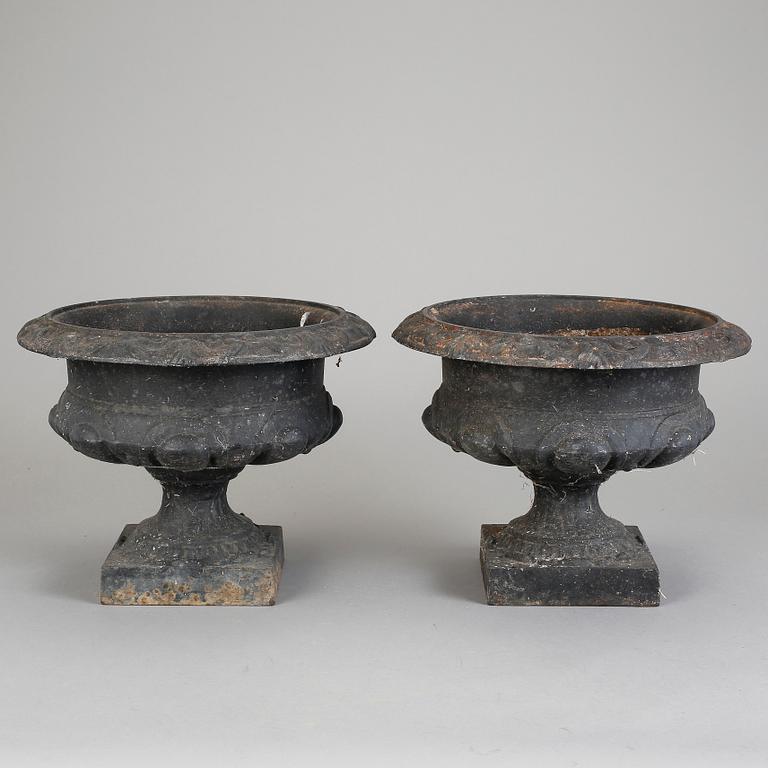 TRÄDGÅRDSURNOR, ett par, gjutjärn, 18/1900-tal.