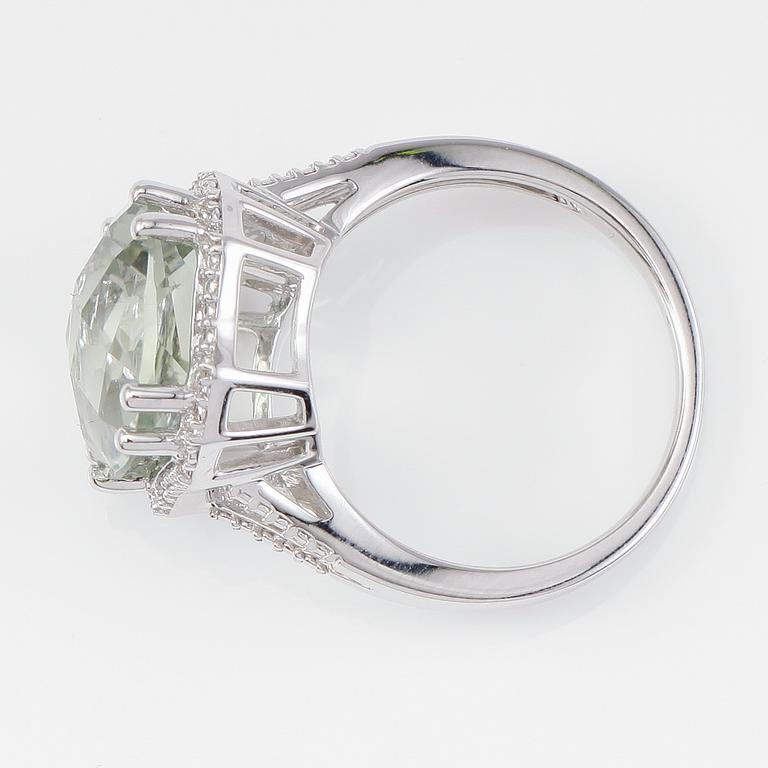RING, 14K vitguld, mindre diamanter och grön kvarts.