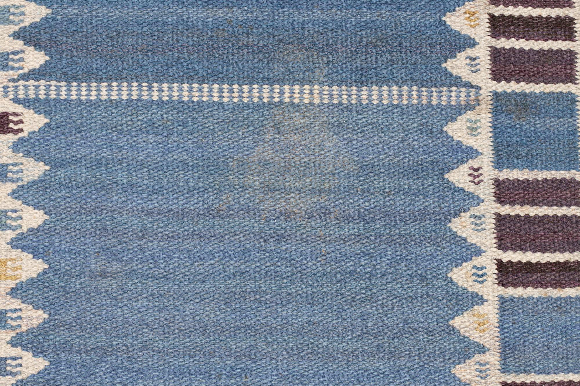 Barbro Nilsson, Matta, "Salerno blå med enkel bård", rölakan, ca 332 x 212 cm, signerad AB MMF BN.