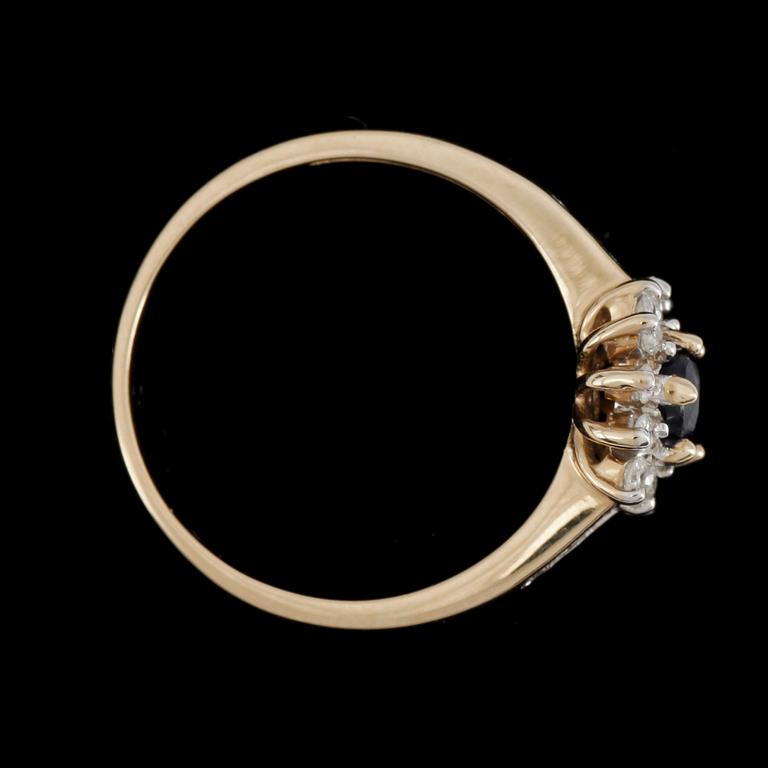 RING, 14k guld safir med briljantslipade diamanter. Vikt ca 2,4 gram.