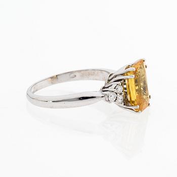 A RING, emerald cut yellow sapphire, brilliant cut diamonds, 18K white gold.