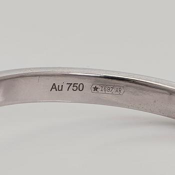 Gucci, an 18K white gold 'GG Running' ring with diamonds.